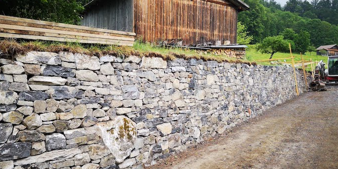 Die neue Trockenmauer des Pilgerweges in Ringgenberg
